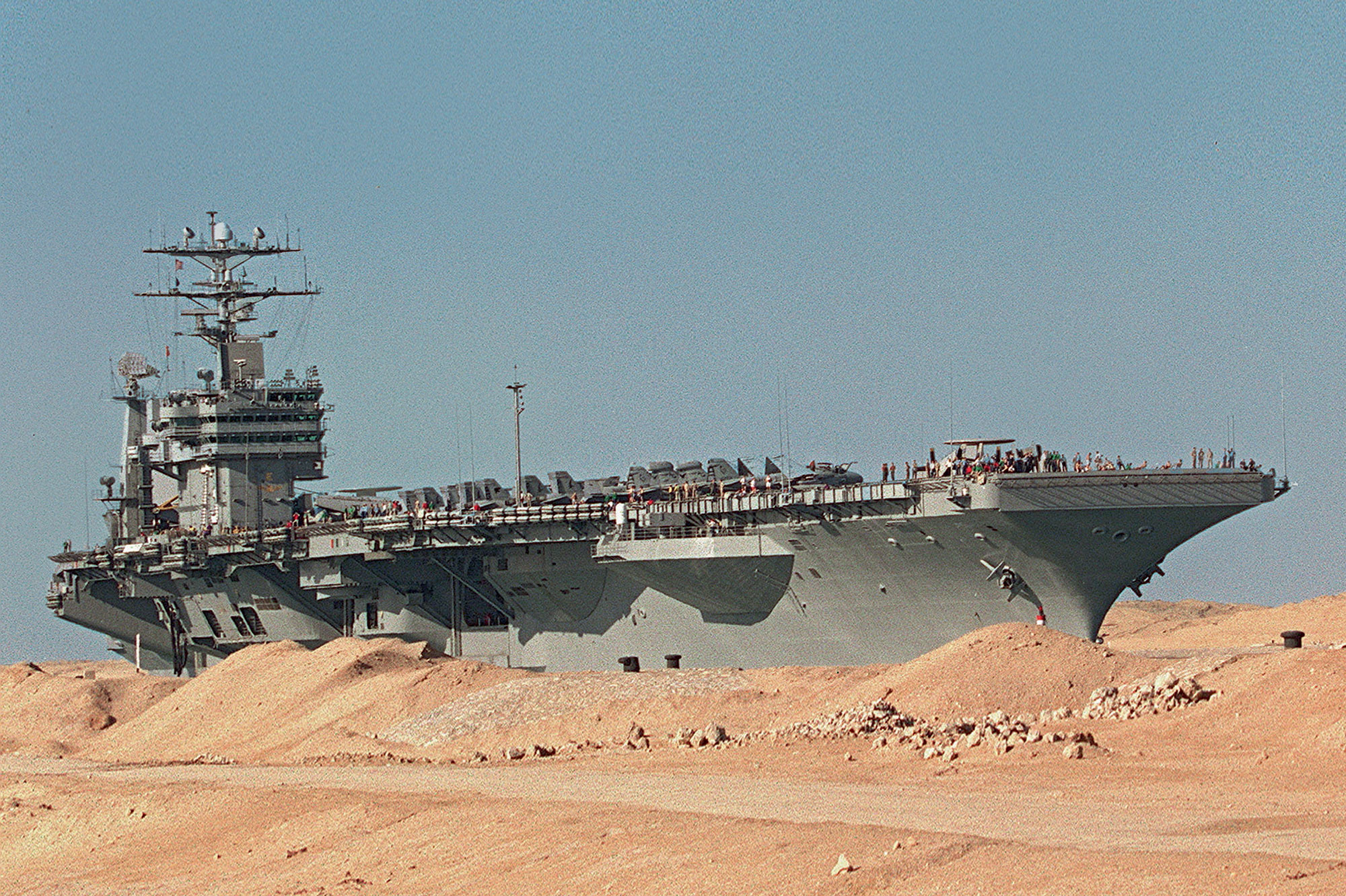 Un porte-avions américain sur le canal de Suez